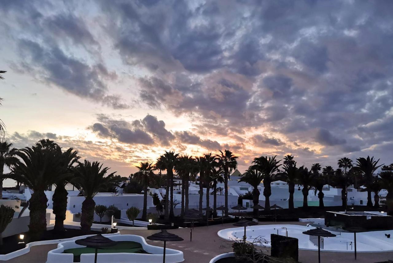 Calypso, Apartamento Completo Con Vistas Al Mar Y A La Piscina En Costa Teguise Kültér fotó